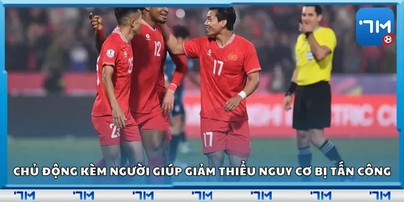 Chủ động kèm người giúp các đội bóng giảm thiểu nguy cơ bị tấn công