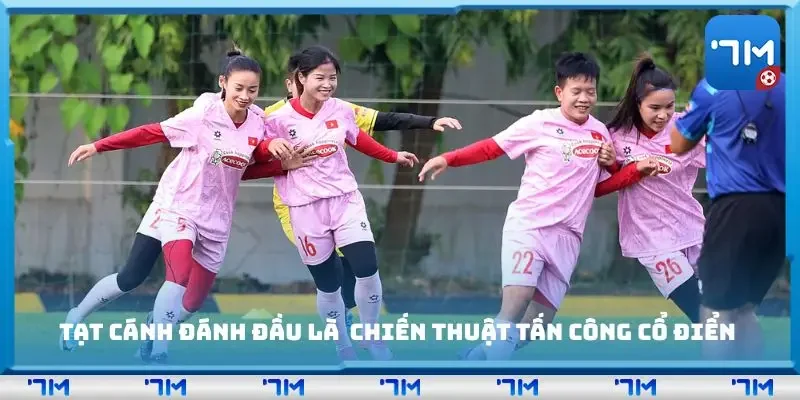 Tạt cánh đánh đầu là một trong những chiến thuật tấn công cổ điển 