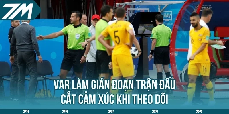 VAR làm gián đoạn trận đấu, cắt cảm xúc khi theo dõi